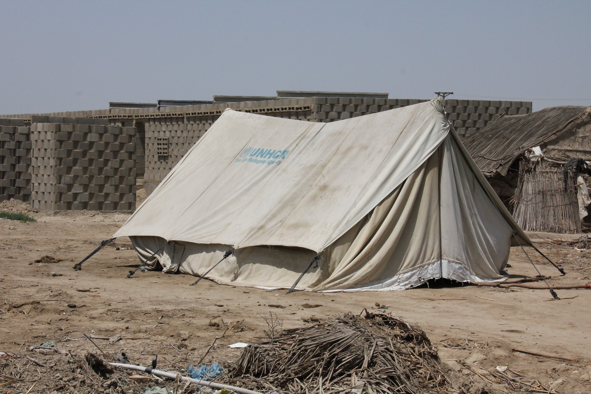 UNHCR:n tarjoama teltta tulva-alueilla Sindhissä Etelä-Pakistanissa huhtikuussa 2011. 