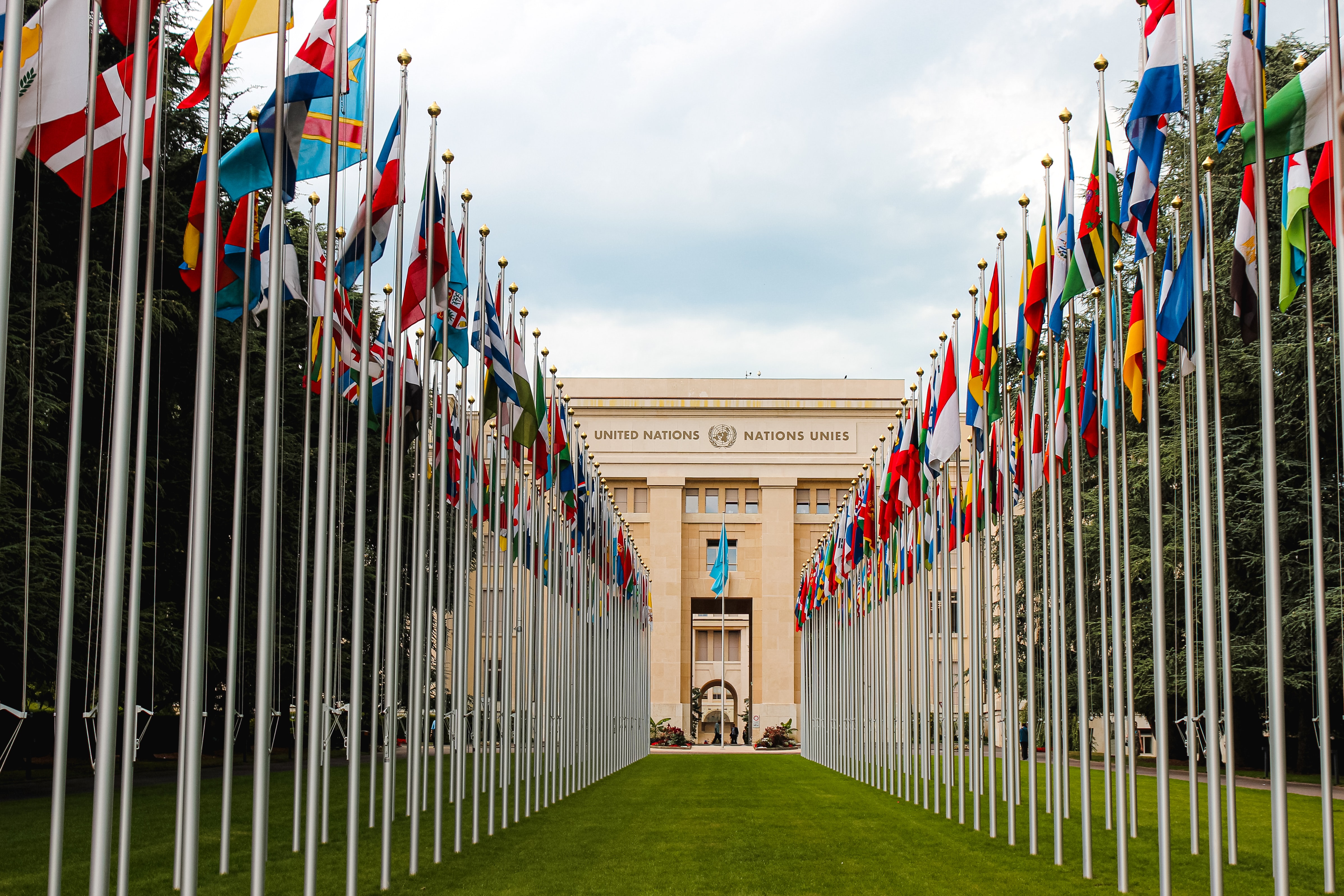 Lippurivistö Geneven YK:n päämajan edessä