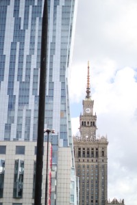 Puolan taloudellinen kehitys näkyy mm. pilvenpiirtäjien nousemisena Varsovan keskustaan, Stalinin hampaan eli kulttuuri- ja tiedepalatsin ympärille. Kuva: Vesa Häkkinen