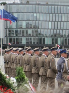 Puolan Nato-jäsenyys näkyy virastojen lipputangoissa. Puolan asevoimien vuosipäivän viettoa Varsovan keskustassa. Kuva: Vesa Häkkinen